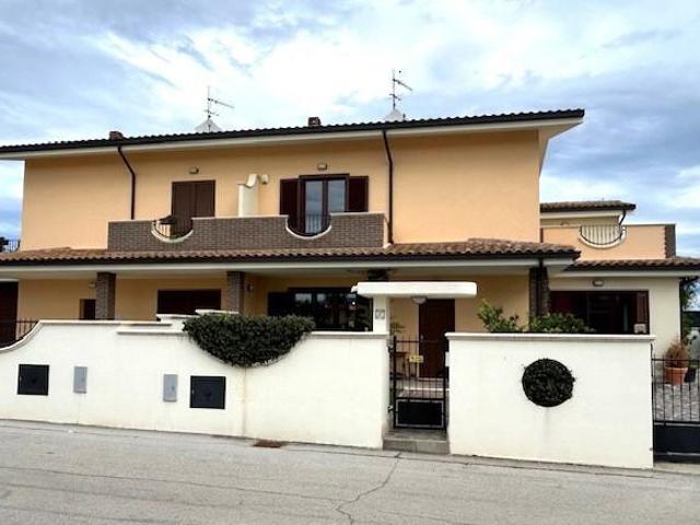 Villa bifamiliare in vendita a Rosciano