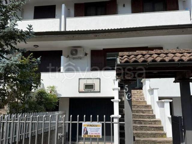 Villa bifamiliare in vendita a Rosate
