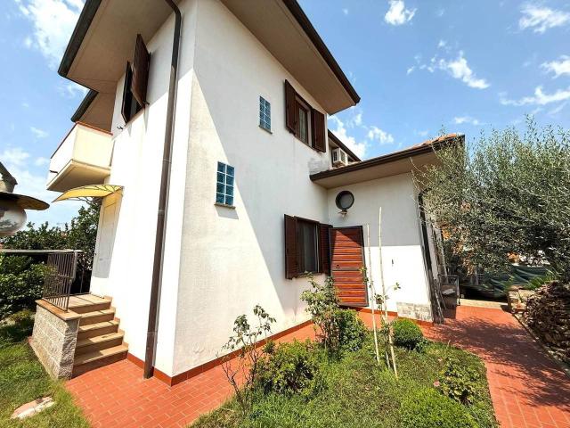 Villa bifamiliare in vendita a Rosignano Marittimo