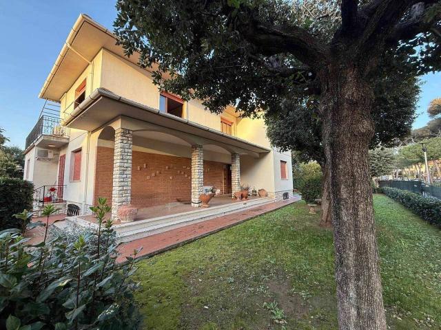 Villa bifamiliare in vendita a Rosignano Marittimo