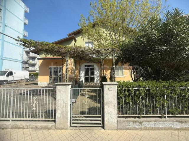 Villa bifamiliare in vendita a Ravenna viale Romagna, 115, Lido di Savio Lido di Classe