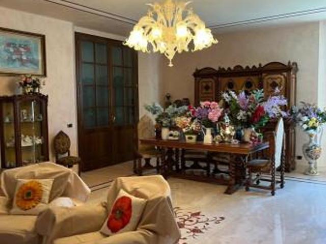 Villa bifamiliare in vendita a Reggio Emilia