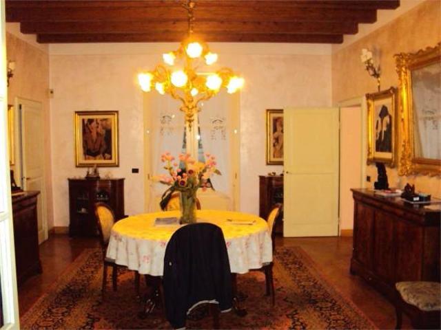 Villa bifamiliare in vendita a Reggio Emilia