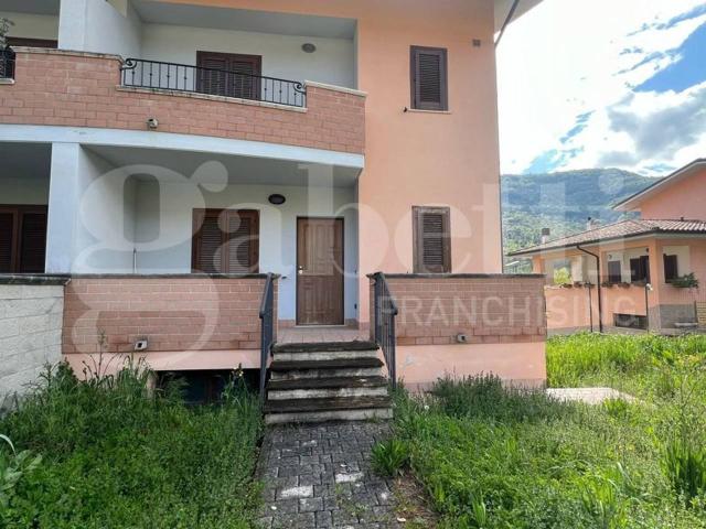 Villa bifamiliare in vendita a Rieti