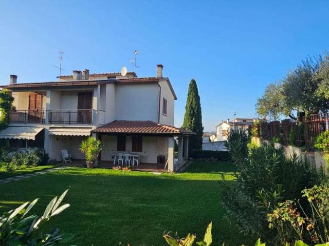 Villa bifamiliare in vendita a Todi
