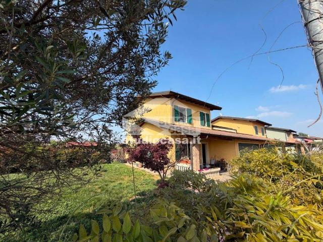 Villa bifamiliare in vendita a Torlino Vimercati via Scalabrina