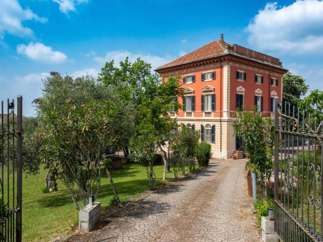 Villa bifamiliare in vendita a Tortona