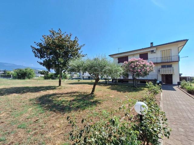 Villa bifamiliare in vendita a Thiene via Campazzi, 51