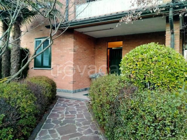 Villa bifamiliare in vendita a Tradate via Sally Mayer, 2