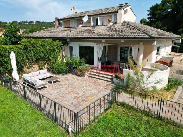 Villa bifamiliare in vendita a Trevignano Romano via Monterosi, 52