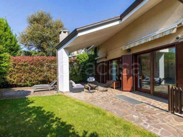 Villa bifamiliare in vendita a Usmate Velate