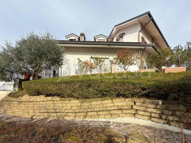 Villa bifamiliare in vendita a Usmate Velate