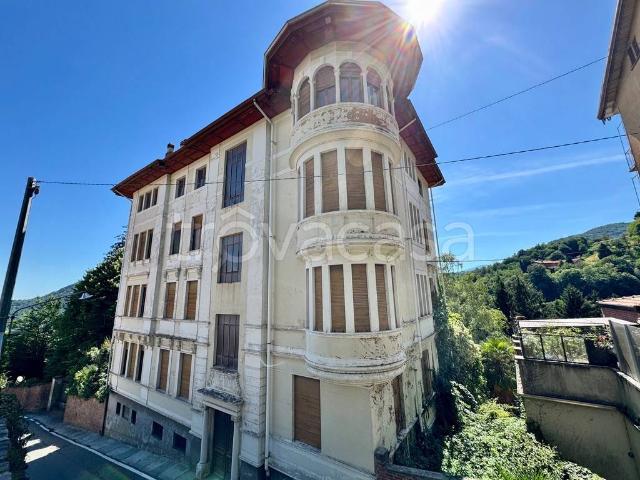 Villa bifamiliare in vendita a Valdilana via Roma, 9