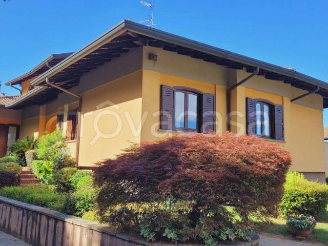 Villa bifamiliare in vendita a Varallo Pombia via Fratelli Bandiera