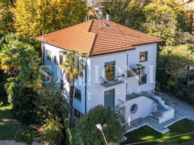 Villa bifamiliare in vendita a Varese, Biumo Inferiore Superiore