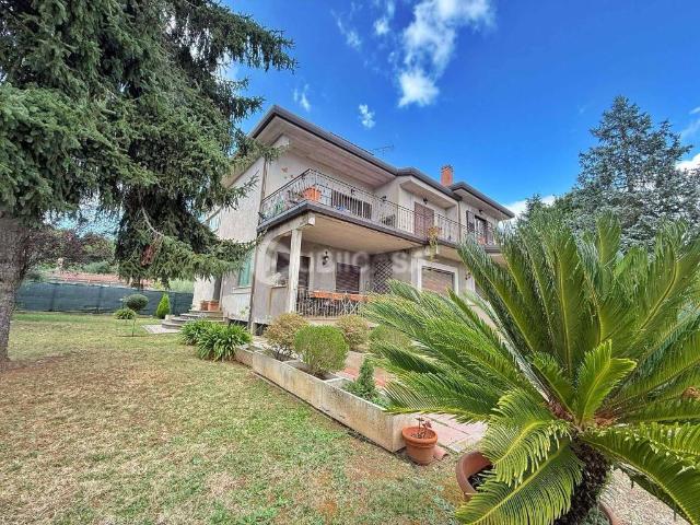 Villa bifamiliare in vendita a Velletri via di Cori