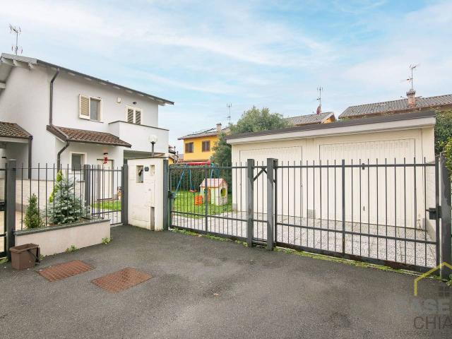 Villa bifamiliare in vendita a Vellezzo Bellini