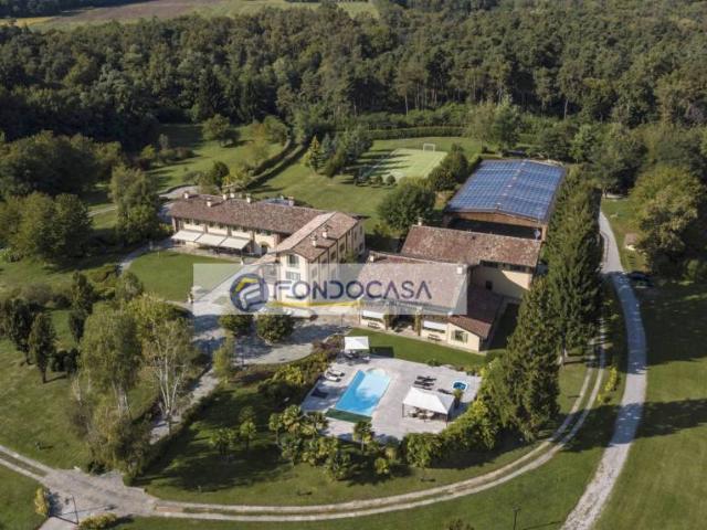 Villa bifamiliare in vendita a Venegono Inferiore via fratelli bandiera