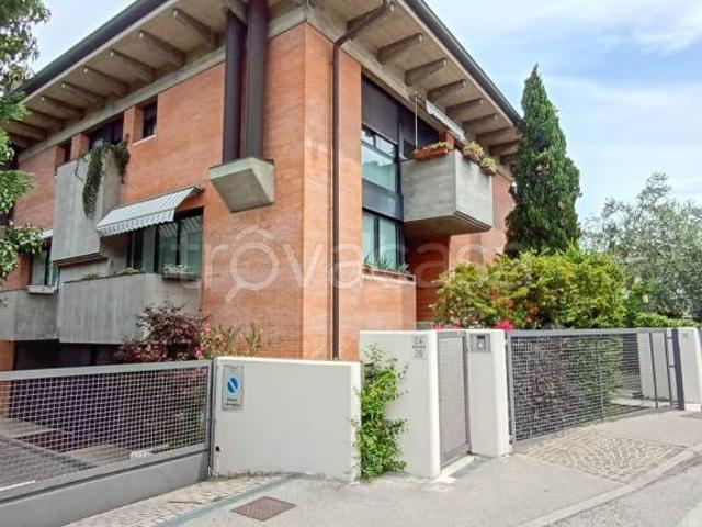 Villa bifamiliare in vendita a Verona via Pra' Lungo, 26, San Massimo Croce Bianca
