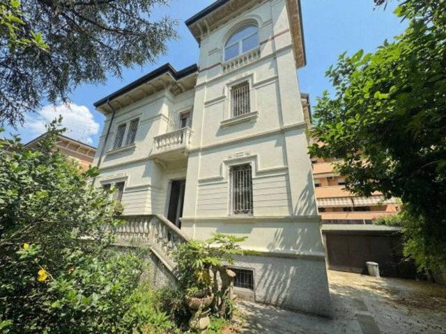 Villa bifamiliare in vendita a Verona