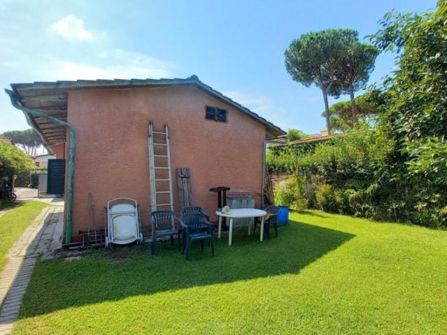 Villa bifamiliare in vendita a Vittoria Apuana, Forte dei Marmi