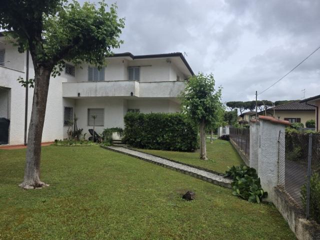 Villa bifamiliare in vendita a Vittoria Apuana, Forte dei Marmi