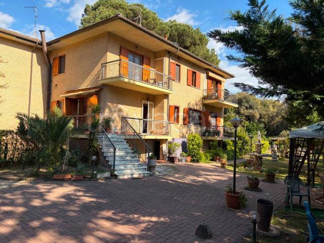 Villa bifamiliare in vendita a Viareggio, Torre Del Lago Puccini