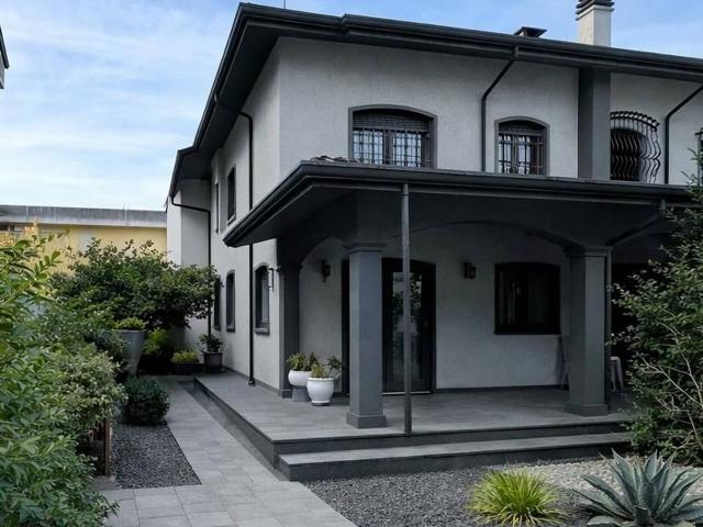 Villa bifamiliare in vendita a Viareggio