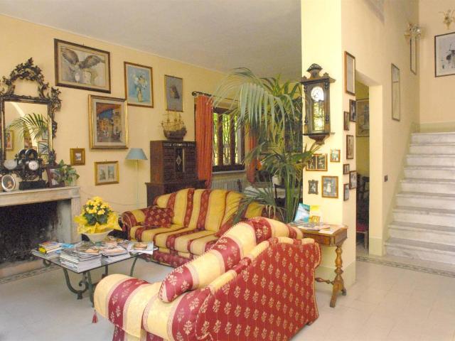 Villa bifamiliare in vendita a Viareggio