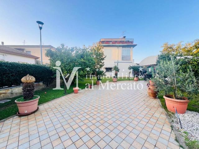 Villa bifamiliare in vendita a Viareggio