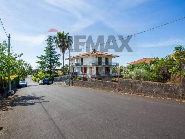 Villa bifamiliare in vendita a Zafferana Etnea via Chiesa Antica, 6/a