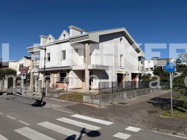 Villa bifamiliare in vendita ad Abano Terme