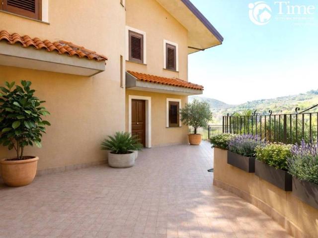 Villa bifamiliare in vendita ad Aci Sant'Antonio via Michele Amari