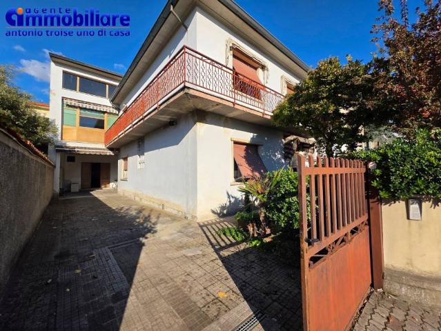 Villa bifamiliare in vendita ad Agliana piazza Antonio Gramsci