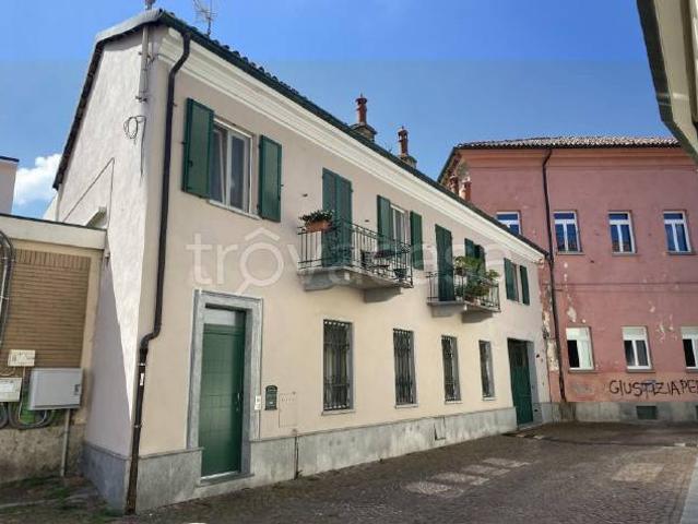 Villa bifamiliare in vendita ad Alba
