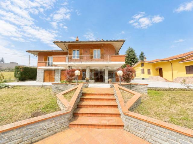Villa bifamiliare in vendita ad Alba corso Canale