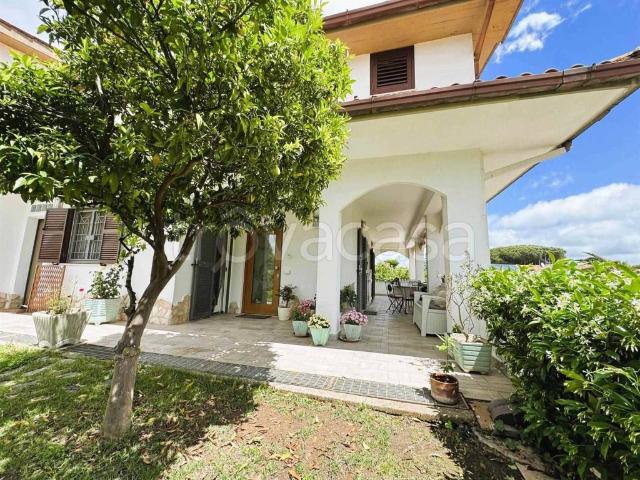 Villa bifamiliare in vendita ad Anguillara Sabazia viale Poggio dei Pini