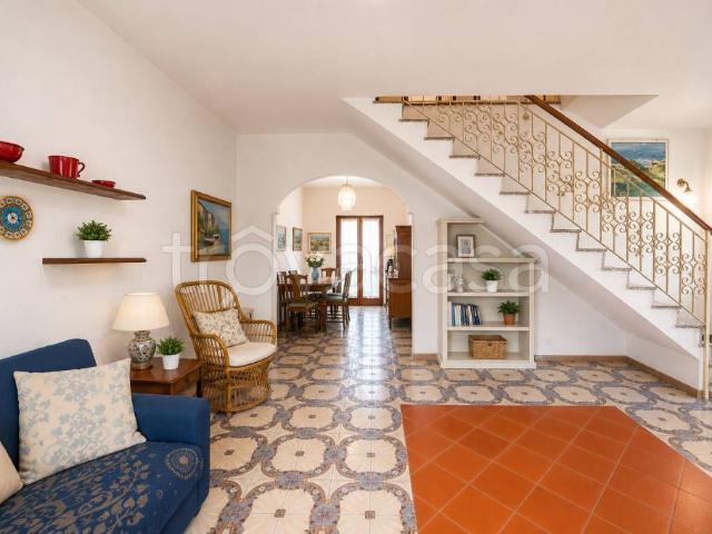 Villa bifamiliare in vendita ad Anzio via dei Gladioli, 12, Villaggio Giornalisti Poggio