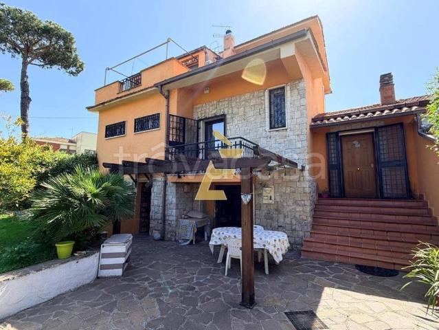 Villa bifamiliare in vendita ad Anzio via delle Camelie, Lido Dei Pini