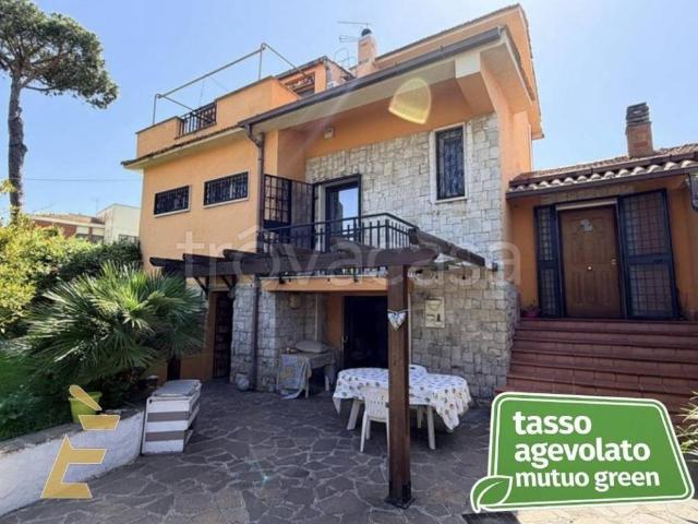 Villa bifamiliare in vendita ad Anzio via delle Camelie, Lido Dei Pini