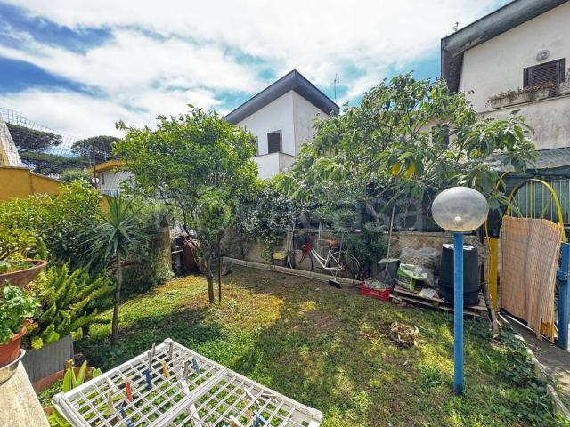 Villa bifamiliare in vendita ad Anzio via delle Dalie, Villaggio Giornalisti Poggio