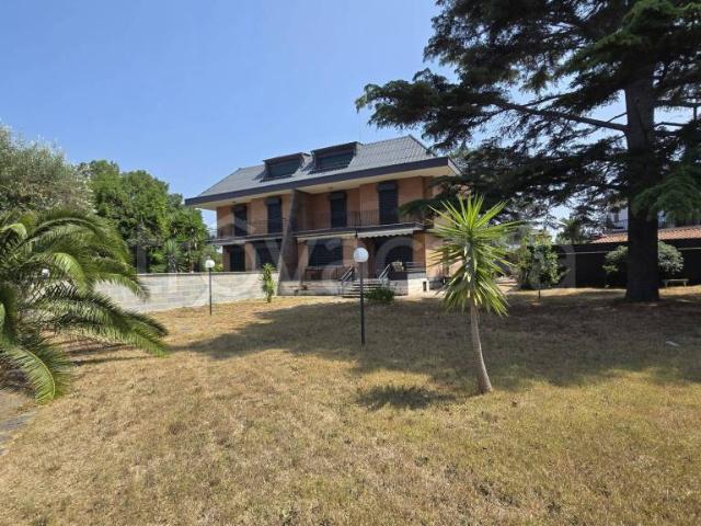 Villa bifamiliare in vendita ad Anzio via delle Margherite, 3, Villaggio Giornalisti Poggio
