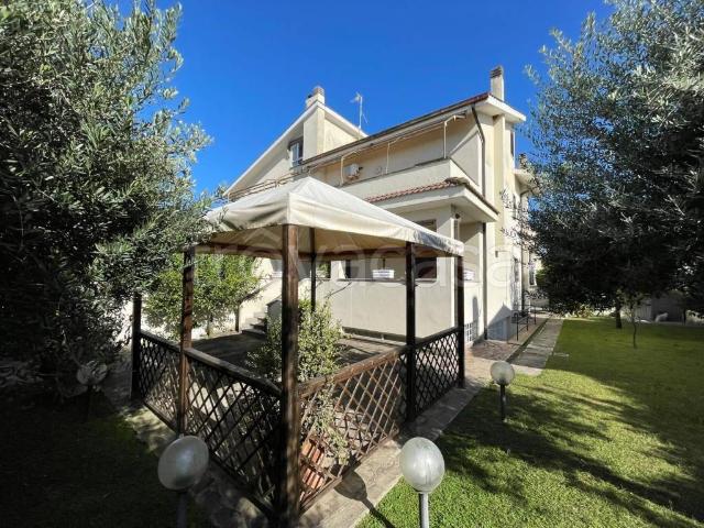 Villa bifamiliare in vendita ad Anzio via Luigi Pirandello, 20, Stazione Lavinio