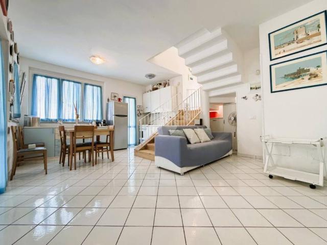 Villa bifamiliare in vendita ad Anzio via Portofino, 39, Lido di Cincinnato Sirene