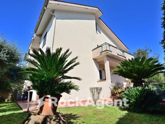 Villa bifamiliare in vendita ad Aprilia via del Colle, 22, Vallelata