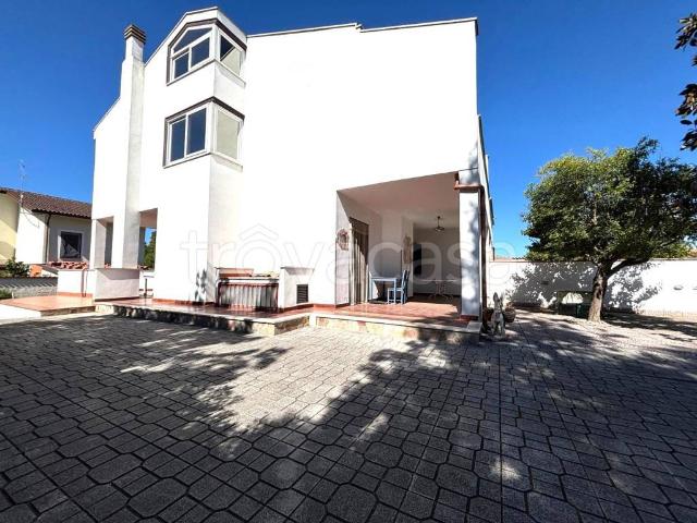 Villa bifamiliare in vendita ad Ardea via Brenta, Tor San Lorenzo Nuova California