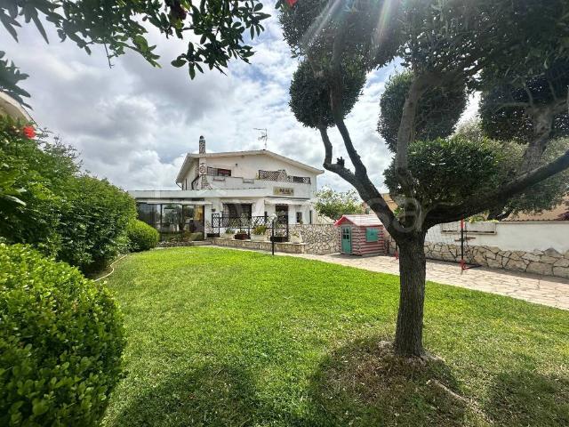 Villa bifamiliare in vendita ad Ardea via Capri, Nuova Florida