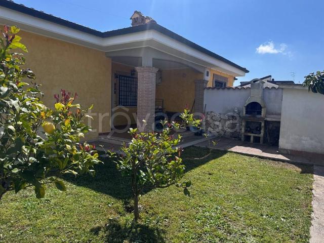 Villa bifamiliare in vendita ad Ardea via Pistoia, Nuova Florida