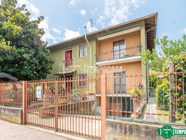 Villa bifamiliare in vendita ad Arese via manzoni