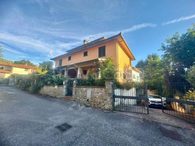 Villa bifamiliare in vendita ad Arezzo, Rigutino